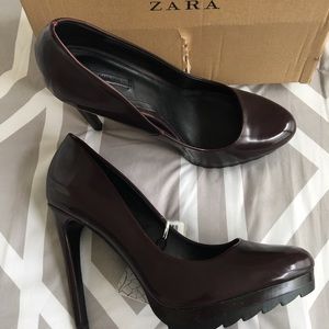 Bordeaux/maroon pump - Zara.
